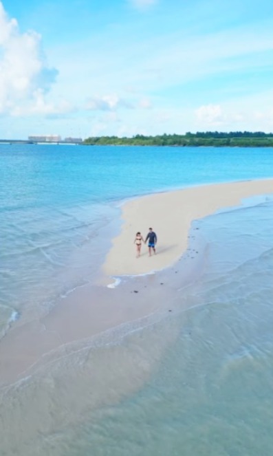 TVB「A0女神」激罕甫泳裝照 酒店泳池游夜水大騷美背 網友:索到暈!