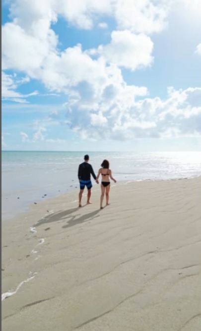 TVB「A0女神」激罕甫泳裝照 酒店泳池游夜水大騷美背 網友:索到暈!