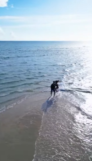 TVB「A0女神」激罕甫泳裝照 酒店泳池游夜水大騷美背 網友:索到暈!