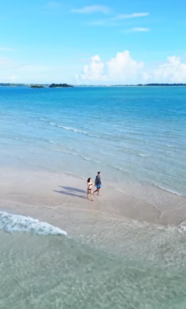 TVB「A0女神」激罕甫泳裝照 酒店泳池游夜水大騷美背 網友:索到暈!