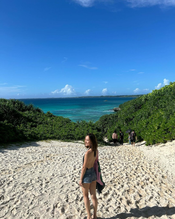 TVB「A0女神」激罕甫泳裝照 酒店泳池游夜水大騷美背 網友:索到暈!