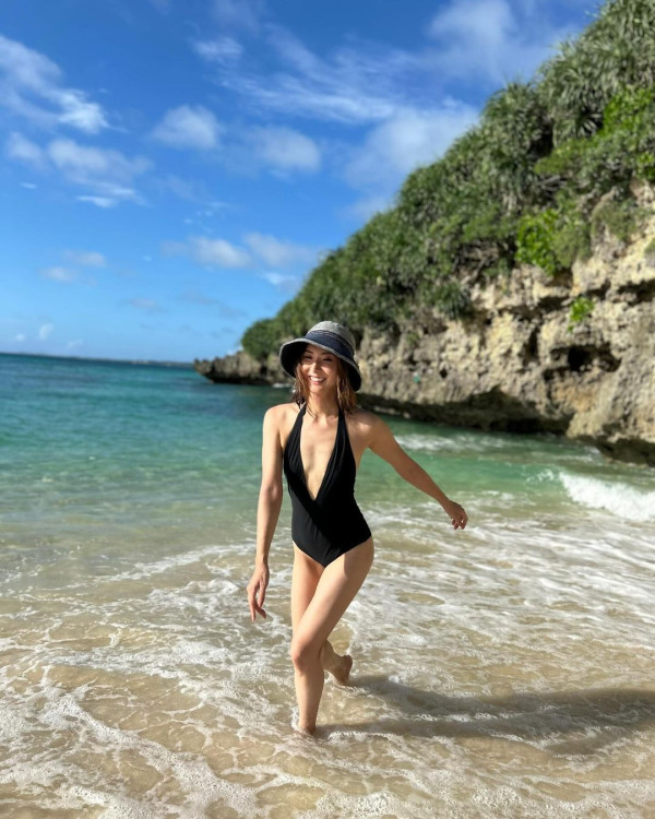 TVB「A0女神」激罕甫泳裝照 酒店泳池游夜水大騷美背 網友:索到暈!