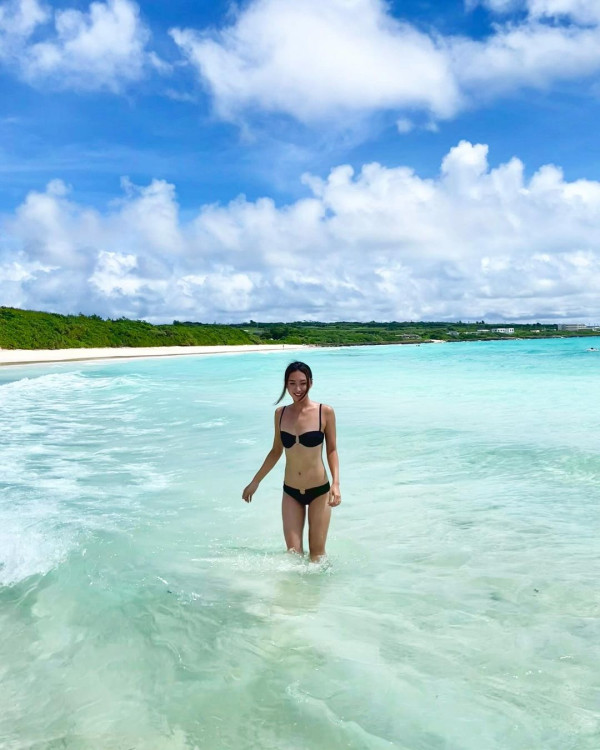 TVB「A0女神」激罕甫泳裝照 酒店泳池游夜水大騷美背 網友:索到暈!