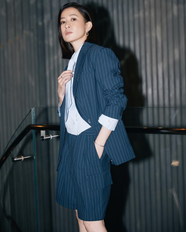 佘詩曼廣州被捕獲真實素顏樣!49歲狀態引網民熱議!