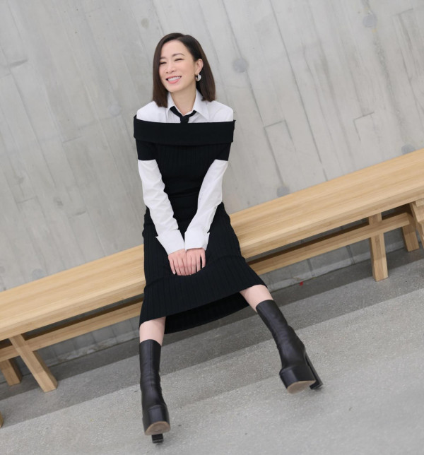 佘詩曼廣州被捕獲真實素顏樣!49歲狀態引網民熱議!