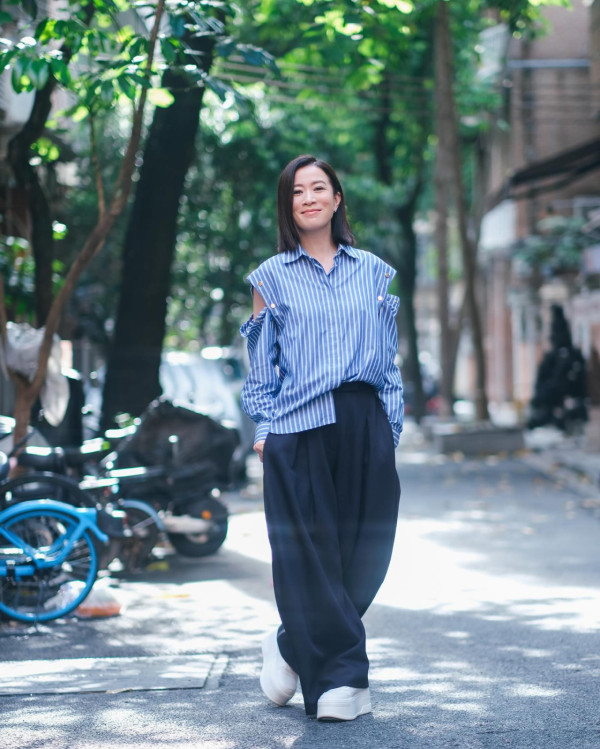 佘詩曼廣州被捕獲真實素顏樣!49歲狀態引網民熱議!