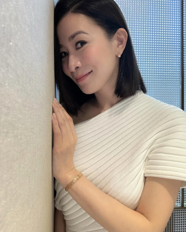 佘詩曼廣州被捕獲真實素顏樣!49歲狀態引網民熱議!