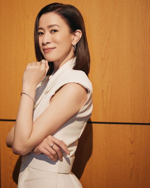 楊茜堯現身香港機場獲讚親民 身上一物被指打扮樸素慳家