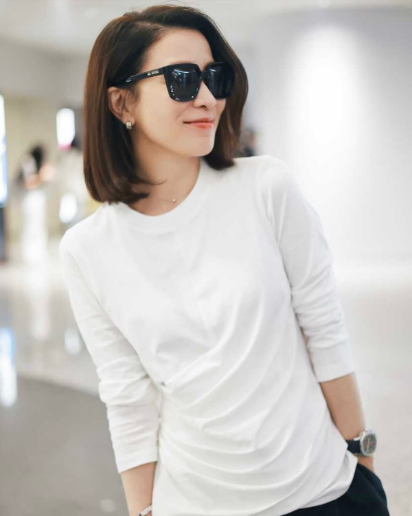 楊茜堯現身香港機場獲讚親民 身上一物被指打扮樸素慳家