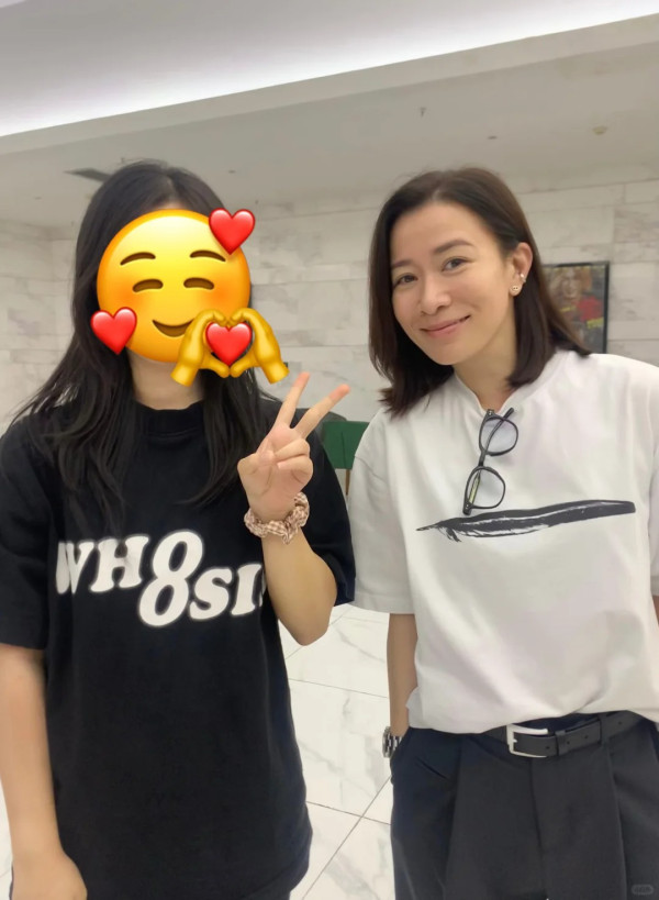 楊茜堯現身香港機場獲讚親民 身上一物被指打扮樸素慳家