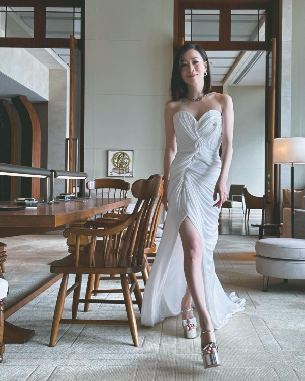 楊茜堯現身香港機場獲讚親民 身上一物被指打扮樸素慳家