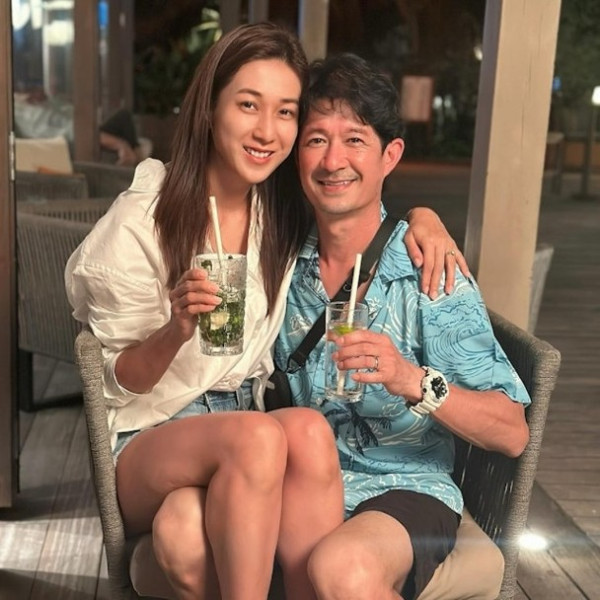 前無綫花旦鍾嘉欣於2015年與脊醫Jeremy結婚，婚後一度淡出娛樂圈，專心在家相夫教子。