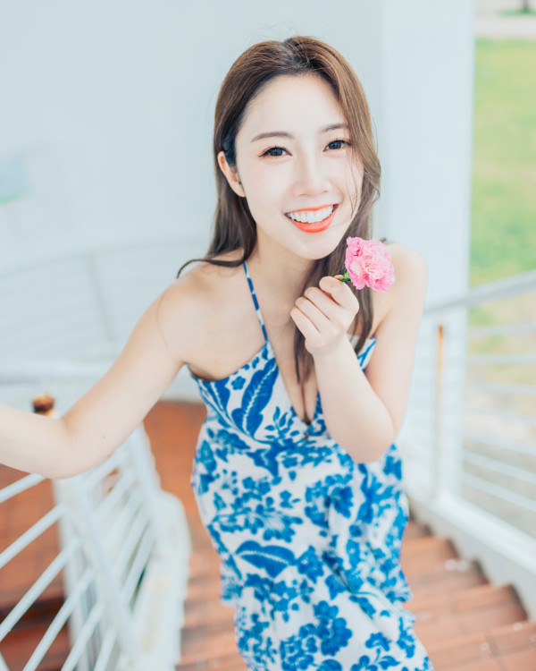 前J2小花離巢遊韓性感解放!突破底線晒T字泳褲露美臀!