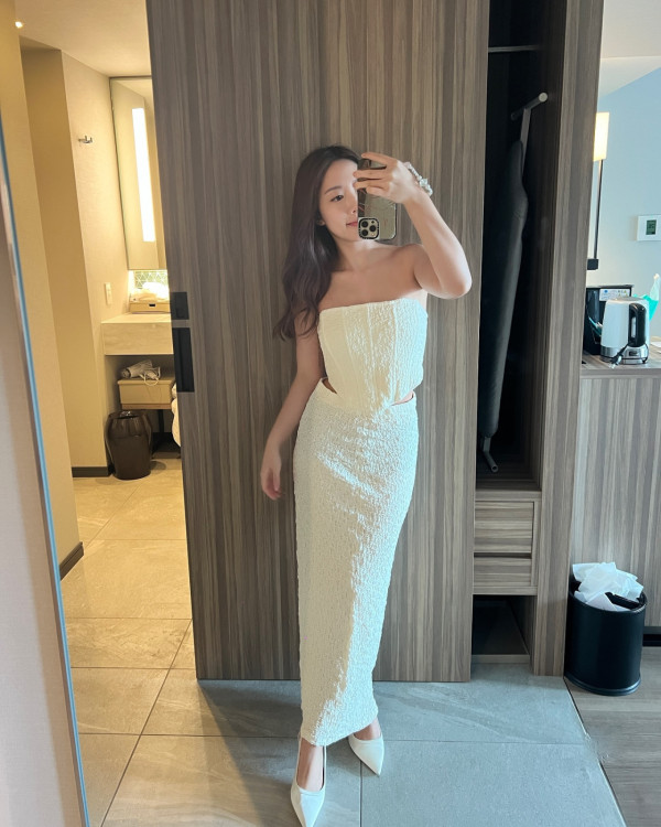 前J2小花離巢遊韓性感解放!突破底線晒T字泳褲露美臀!