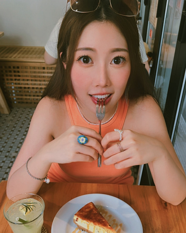 前J2小花離巢遊韓性感解放!突破底線晒T字泳褲露美臀!