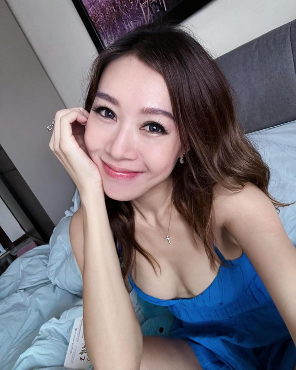 二家姐黃心妙（Shelby）亦經常在社交平台發佈大尺度照片