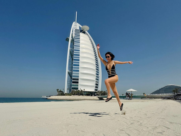 黃心穎性感泳照曬傲人身材