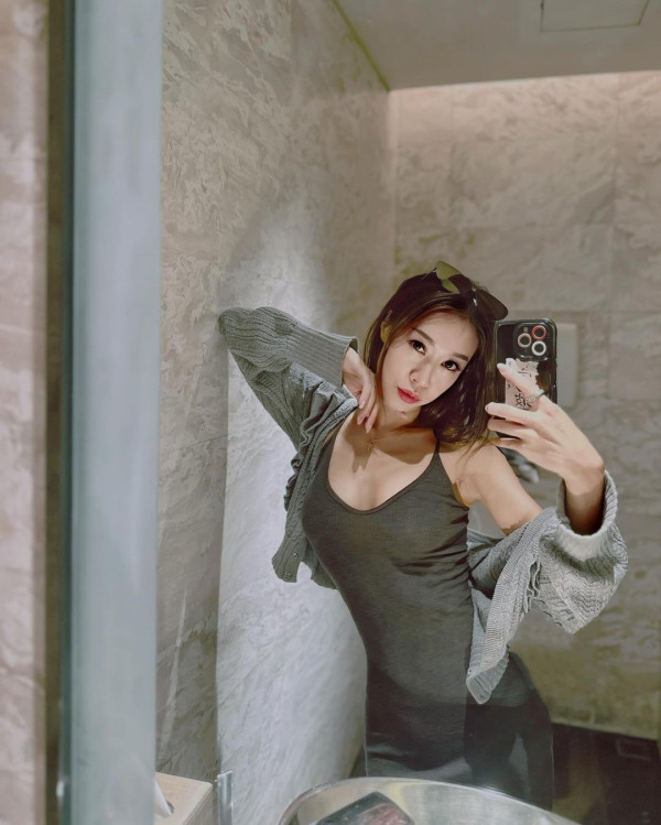 二家姐黃心妙（Shelby）亦經常在社交平台發佈大尺度照片