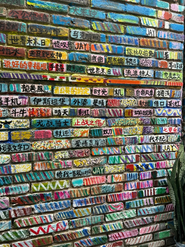 大芬油畫村(圖片來源:小紅書@我想想我叫什麼魚) 大芬油畫村(圖片來源:小紅書@我想想我叫什麼魚)