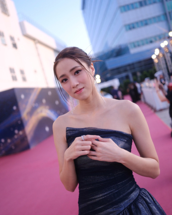 劉穎鏇現身澳門真實身形似巨人！腰線到粉絲心口晒44吋半長腿！ 