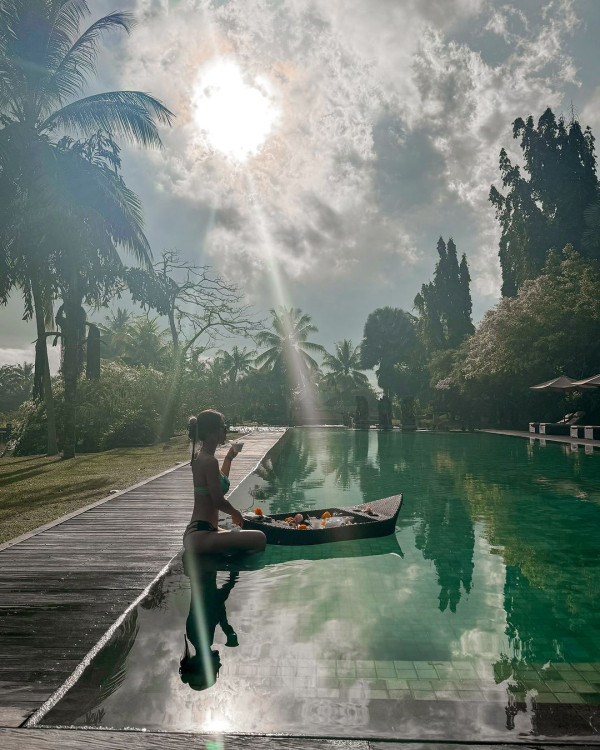 簡淑兒性感現身泰國音樂節 罕曬深長事業線 力撼咪神陳婉衡！ 