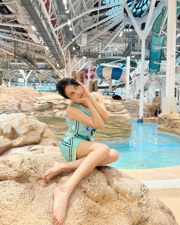 《愛回家》30歲小花遊越南富國島狂晒靚相!螢光粉色泳衣露事業線!