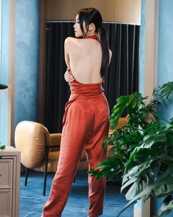 《愛回家》30歲小花遊越南富國島狂晒靚相!螢光粉色泳衣露事業線!