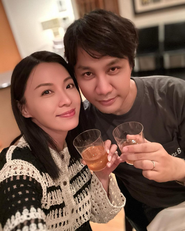 陳煒大方公開結婚兩周年夫妻合照