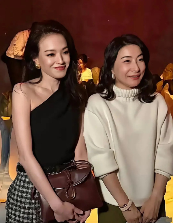 舒淇成都搭飛機返港狀態跌watt？包到冚仍難掩倦容 網友全憑一個特徵認出 