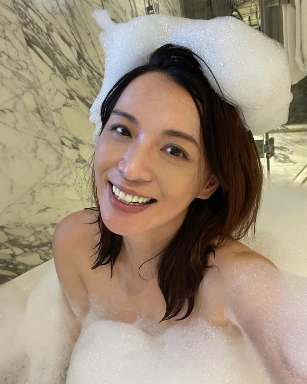 陳煒與老公結婚兩周年蜜遊日本 被熱情奈良鹿仔「攻擊」敏感部位 