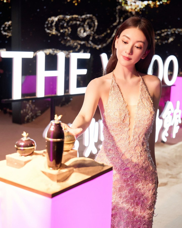 郭富城夫妻蜜遊英國街頭自拍 方媛發嗲功問5個字Aaron冧爆甜笑 