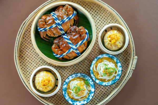 北角頂層海景餐廳推出大閘蟹下午茶套餐  送無邊際泳池通行証／任食雞蛋仔及雪糕