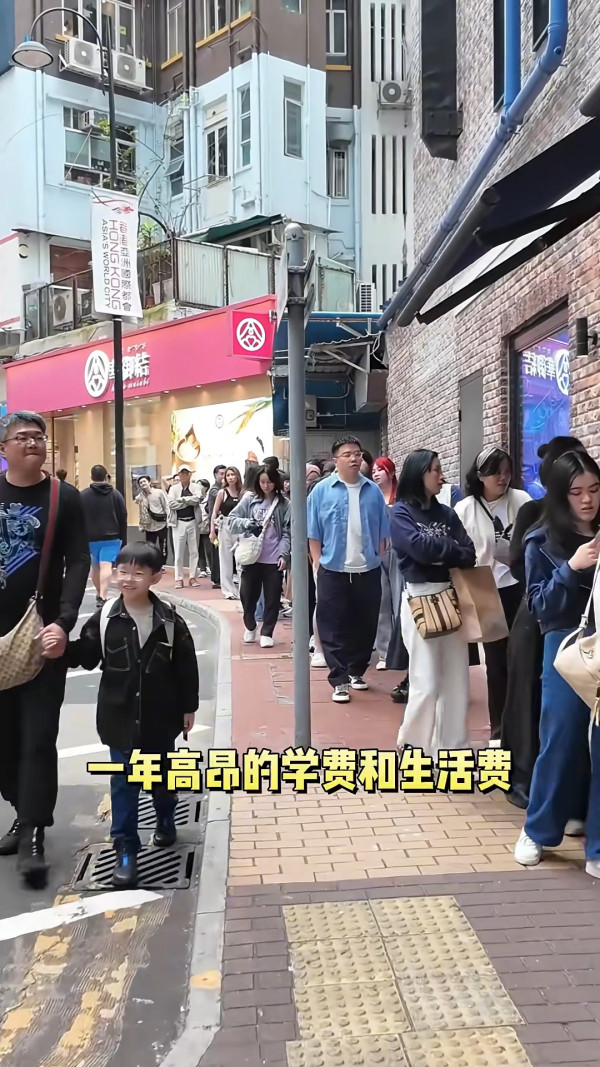 海口機場廣告霸屏88塊連播8日婚訊！新人留兩圍迎「亂入」賓客 