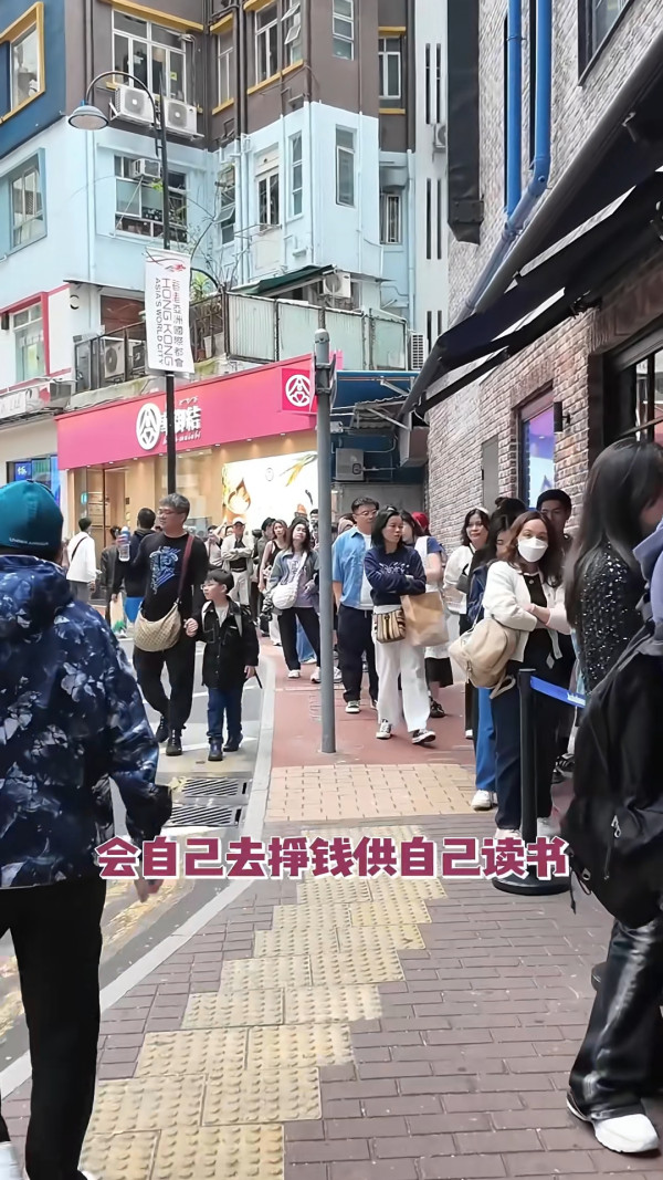 海口機場廣告霸屏88塊連播8日婚訊！新人留兩圍迎「亂入」賓客 