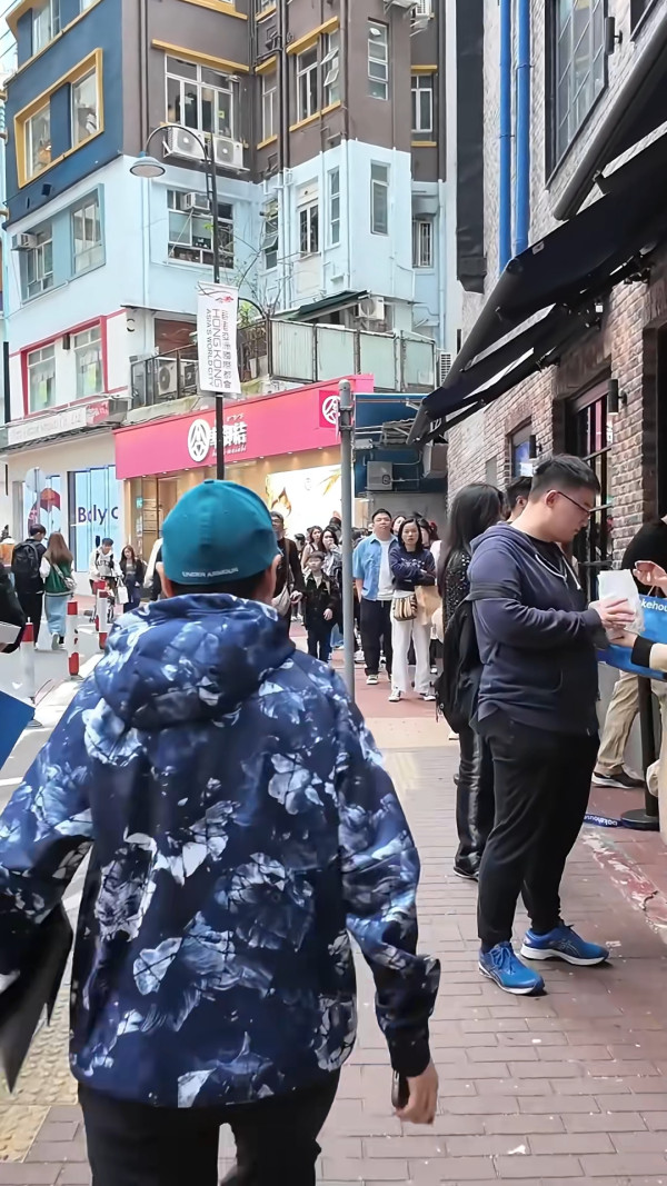 海口機場廣告霸屏88塊連播8日婚訊！新人留兩圍迎「亂入」賓客 