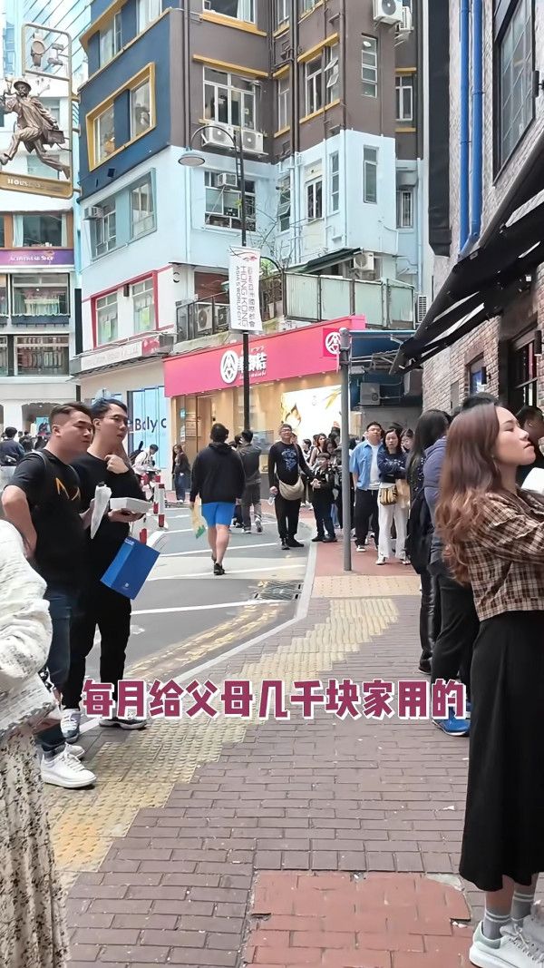 海口機場廣告霸屏88塊連播8日婚訊！新人留兩圍迎「亂入」賓客 