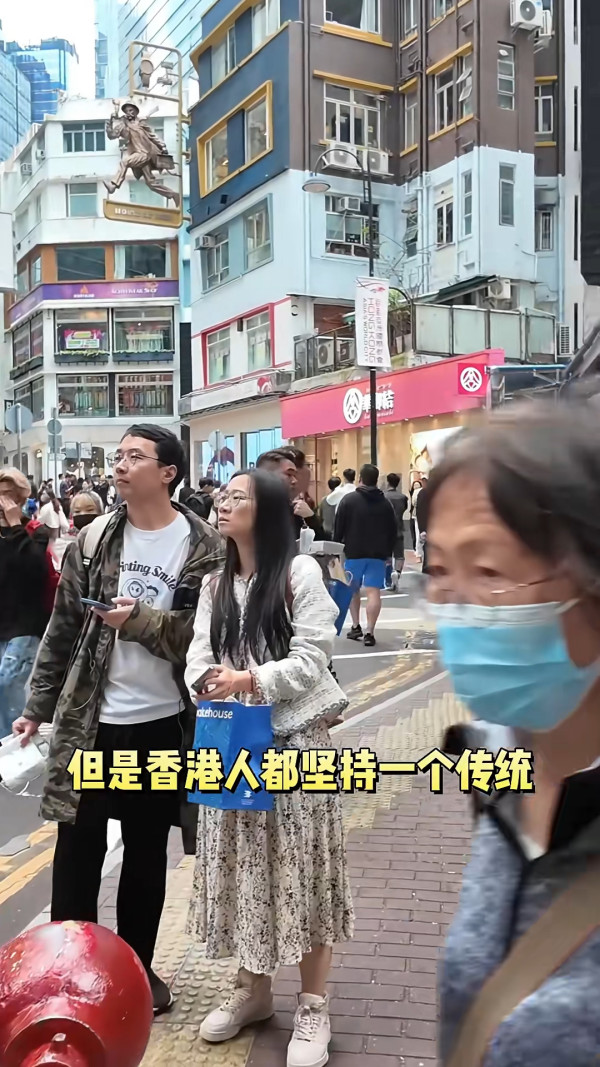 海口機場廣告霸屏88塊連播8日婚訊！新人留兩圍迎「亂入」賓客 