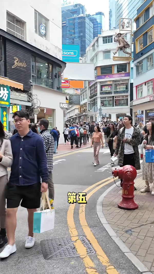 海口機場廣告霸屏88塊連播8日婚訊！新人留兩圍迎「亂入」賓客 