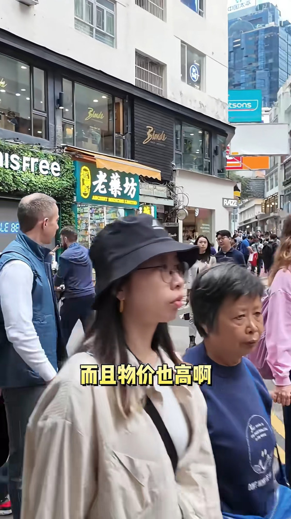 海口機場廣告霸屏88塊連播8日婚訊！新人留兩圍迎「亂入」賓客 