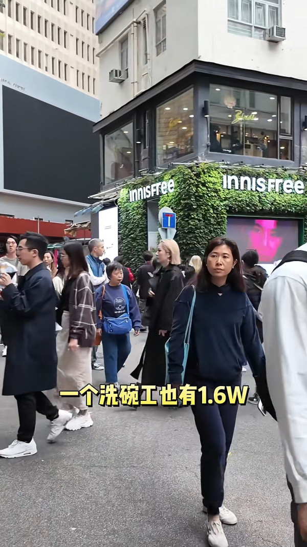 海口機場廣告霸屏88塊連播8日婚訊！新人留兩圍迎「亂入」賓客 