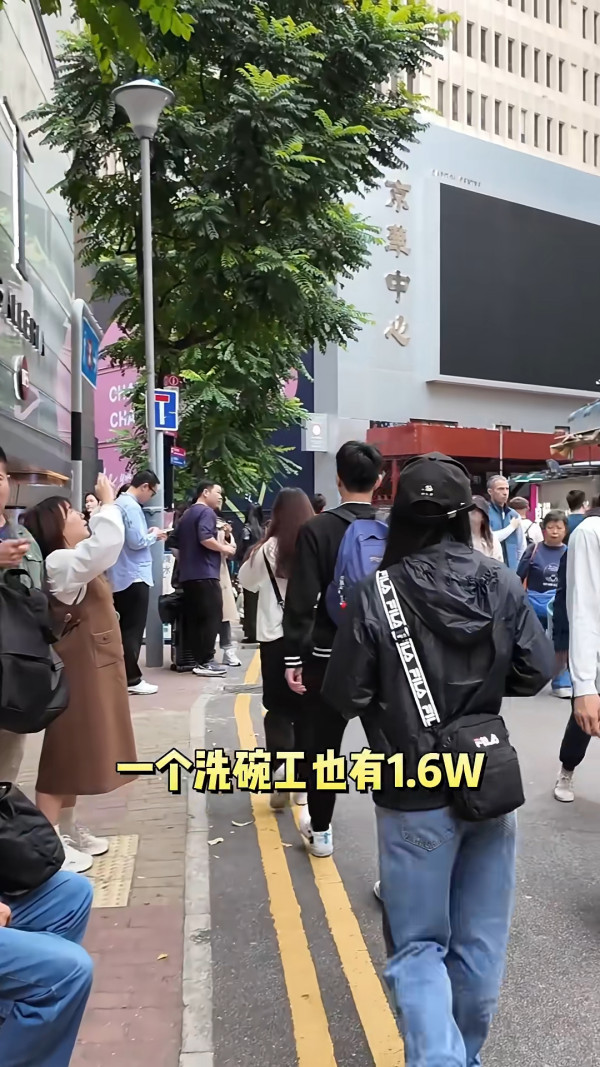 海口機場廣告霸屏88塊連播8日婚訊！新人留兩圍迎「亂入」賓客 