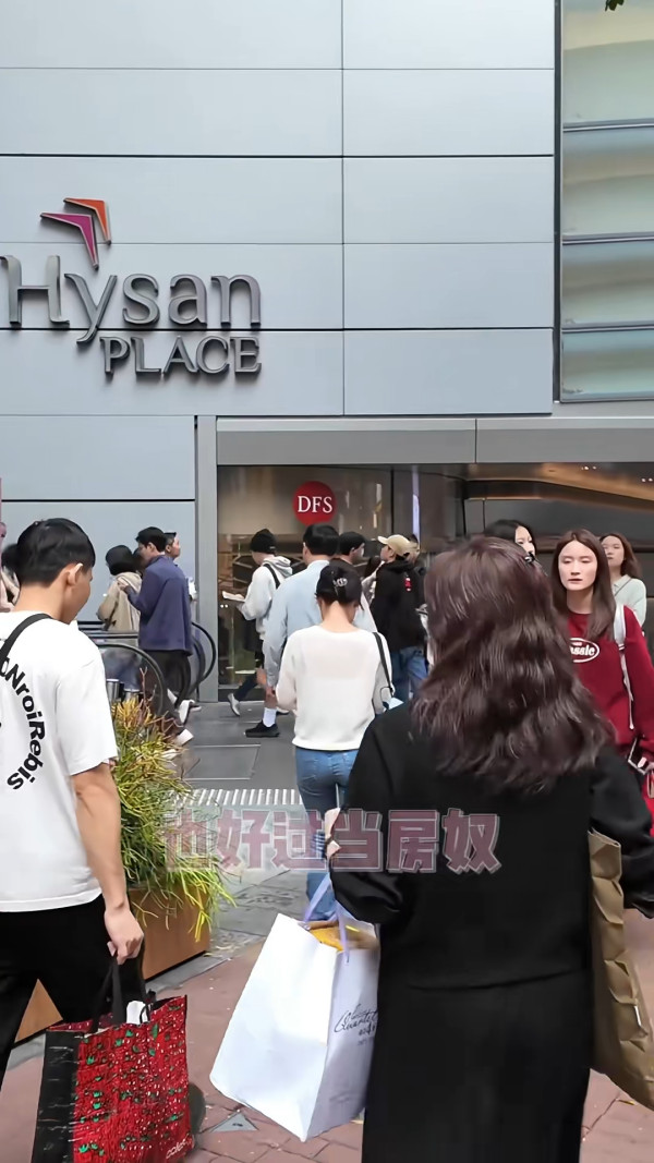 海口機場廣告霸屏88塊連播8日婚訊！新人留兩圍迎「亂入」賓客 