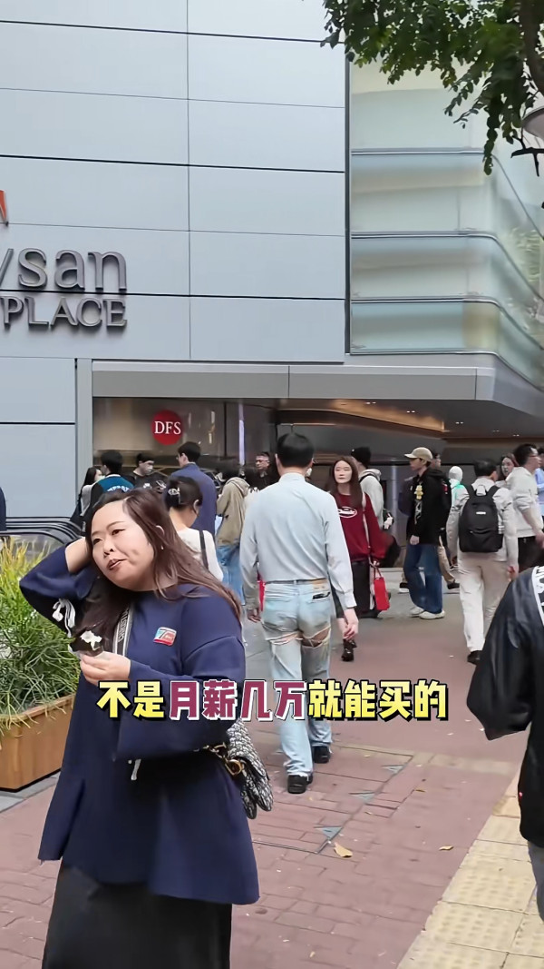 海口機場廣告霸屏88塊連播8日婚訊！新人留兩圍迎「亂入」賓客 