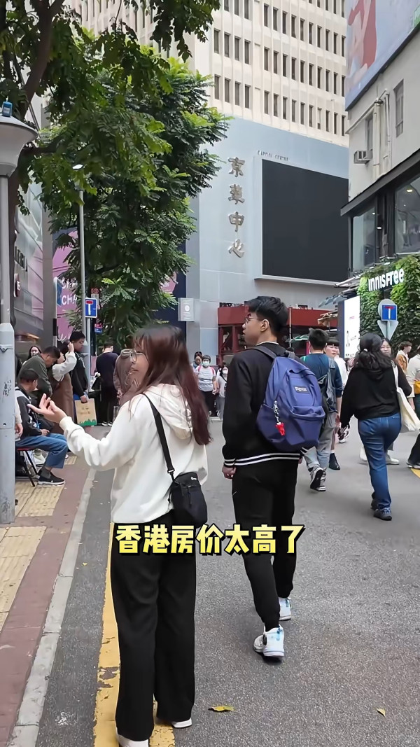 海口機場廣告霸屏88塊連播8日婚訊！新人留兩圍迎「亂入」賓客 