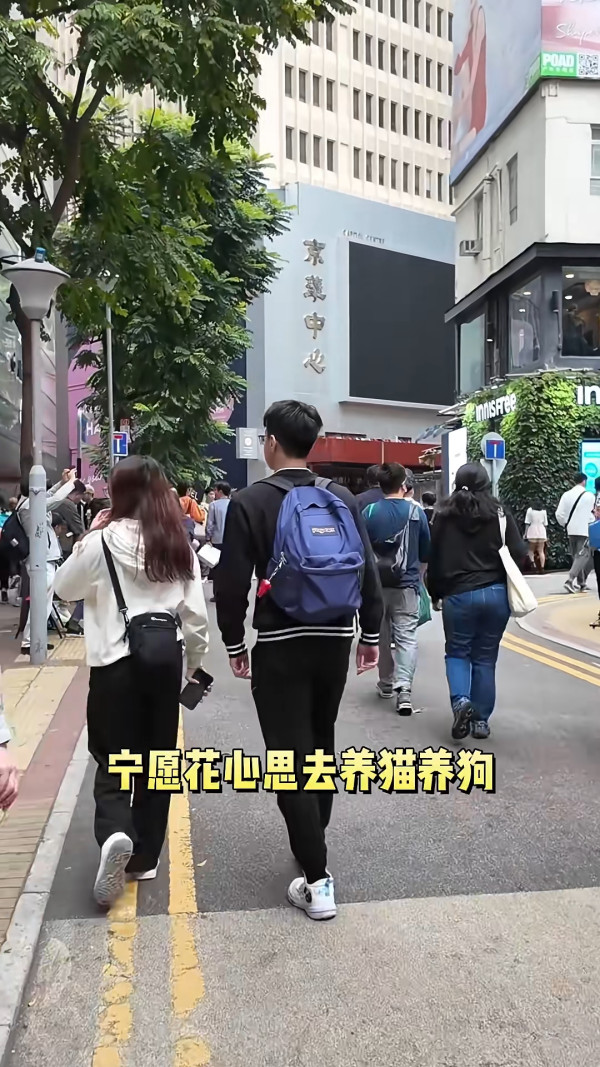 海口機場廣告霸屏88塊連播8日婚訊！新人留兩圍迎「亂入」賓客 