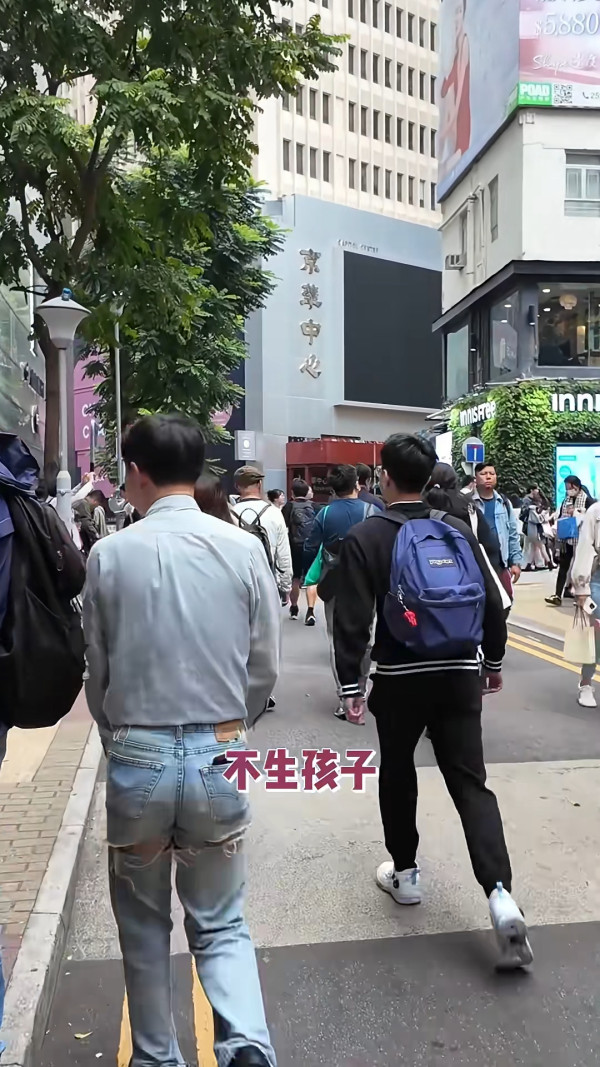 海口機場廣告霸屏88塊連播8日婚訊！新人留兩圍迎「亂入」賓客 