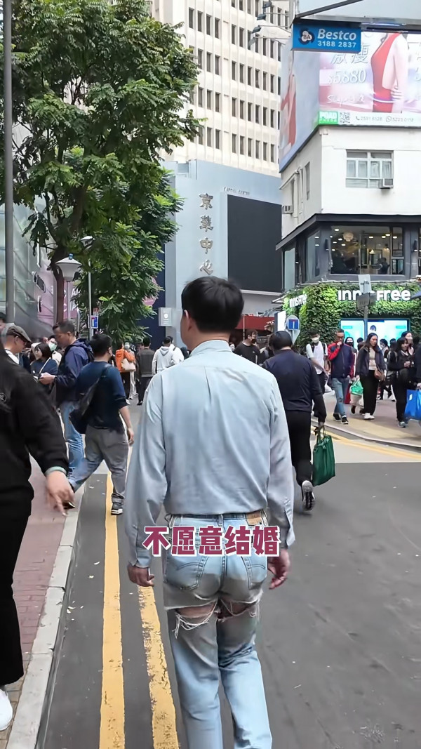 海口機場廣告霸屏88塊連播8日婚訊！新人留兩圍迎「亂入」賓客 