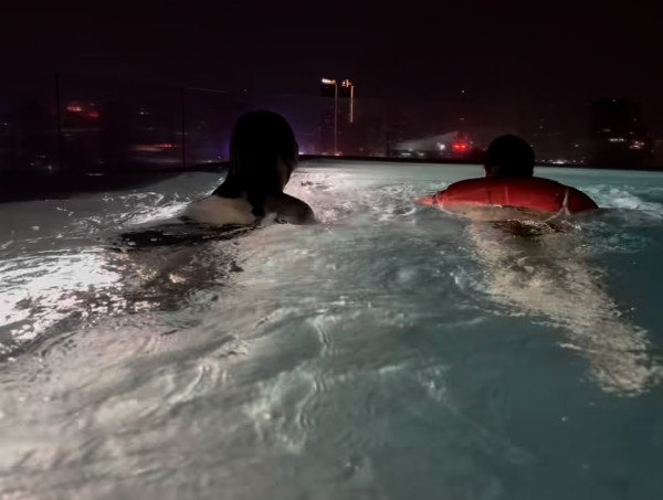 無綫新咪神遊希臘曬火辣比堅尼相 擁心形胸+豐滿身材 網民：《東張》入面最正 