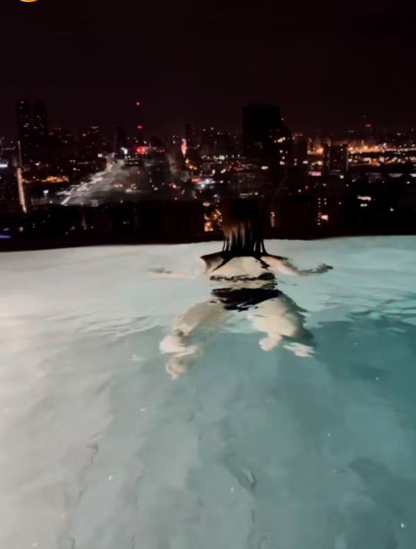 無綫新咪神遊希臘曬火辣比堅尼相 擁心形胸+豐滿身材 網民：《東張》入面最正 