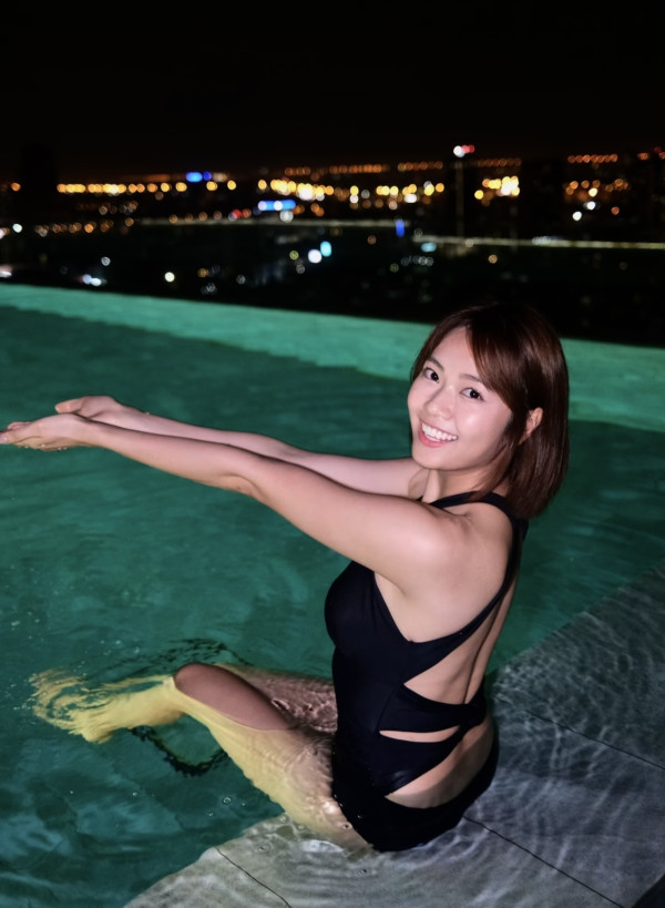 無綫新咪神遊希臘曬火辣比堅尼相 擁心形胸+豐滿身材 網民：《東張》入面最正 